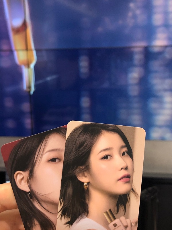 [잡담] 에스티 로더 아이유 포토카드 줌 | 인스티즈