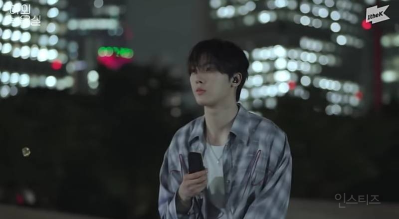분위기있는 야외에서 라이브한 남돌.jpg | 인스티즈