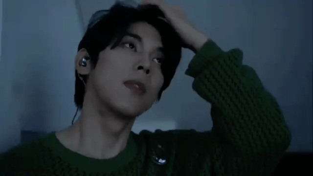 습관처럼 본인 머리 글루밍하는 남가수 .jpgif | 인스티즈