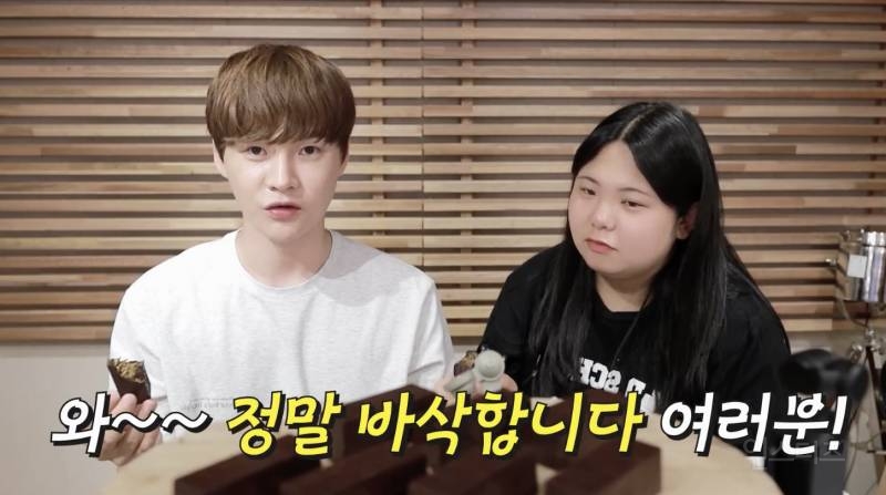 두바이 초콜렛 먹는 동생한테 입벌리지 말라고 하는 이유 .jpg | 인스티즈