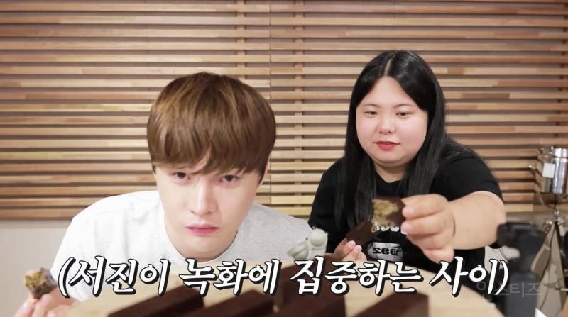 두바이 초콜렛 먹는 동생한테 입벌리지 말라고 하는 이유 .jpg | 인스티즈