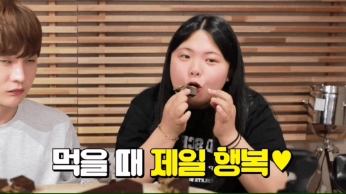 두바이 초콜렛 먹는 동생한테 입벌리지 말라고 하는 이유 .jpg | 인스티즈