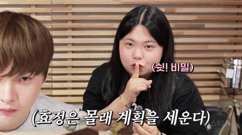 두바이 초콜렛 먹는 동생한테 입벌리지 말라고 하는 이유 .jpg | 인스티즈
