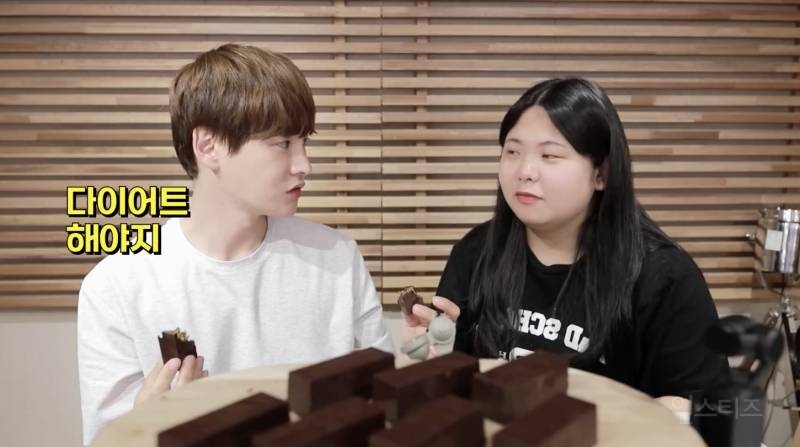 두바이 초콜렛 먹는 동생한테 입벌리지 말라고 하는 이유 .jpg | 인스티즈