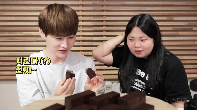 두바이 초콜렛 먹는 동생한테 입벌리지 말라고 하는 이유 .jpg | 인스티즈