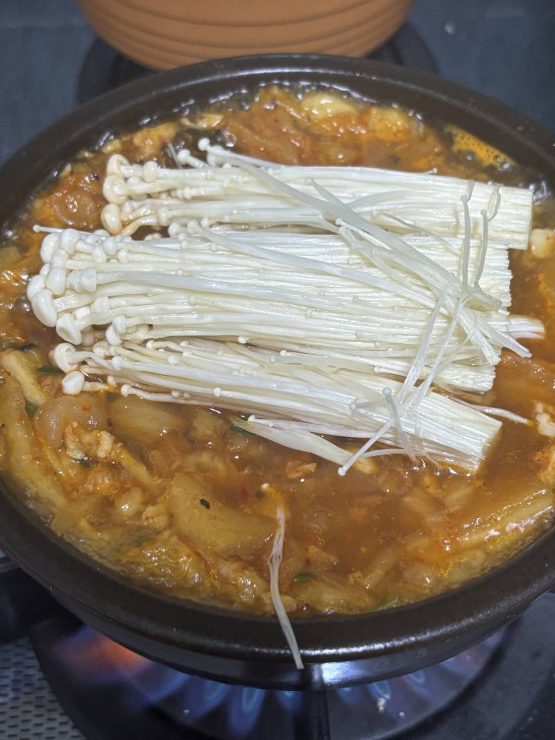 [잡담] 다들 뚝배기에 김치우동 해먹어… 너무 맛있다…. | 인스티즈