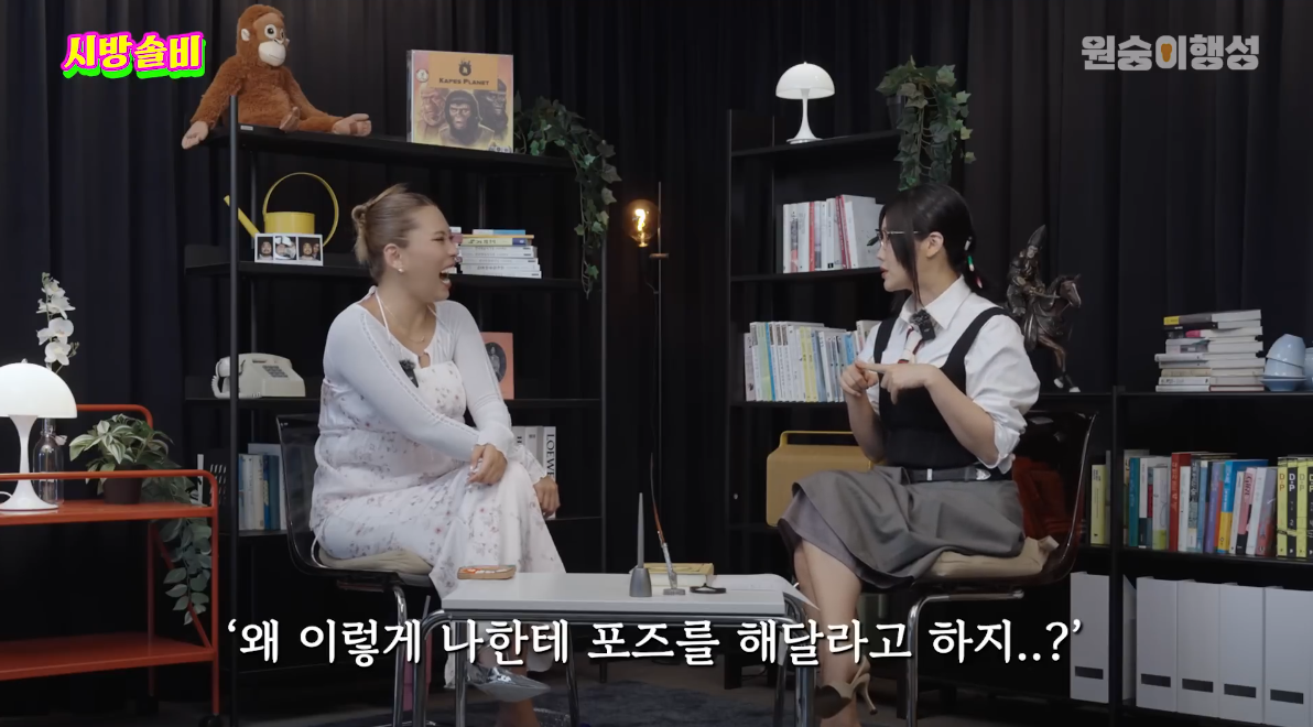 솔비 : 사람들이 왜 나한테 이 포즈로 사진 찍어달라고 하지? | 인스티즈