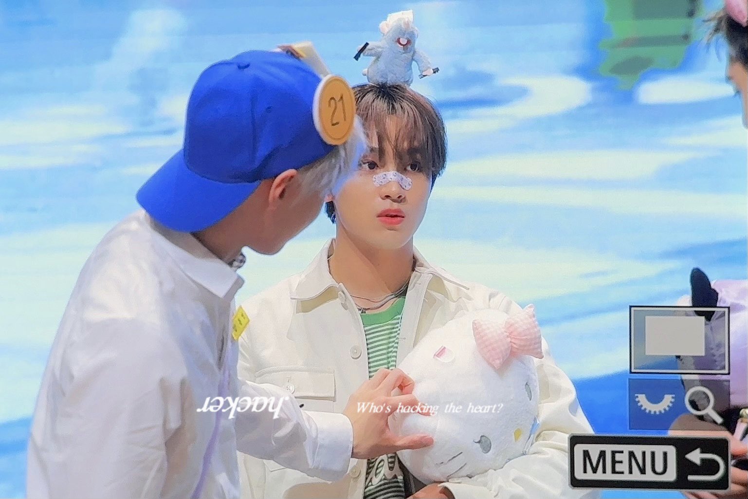 [잡담] ㅋㅋㅋㅋ도영이 해찬이 들고잇는 인형에 관심 많은거웃기다 | 인스티즈