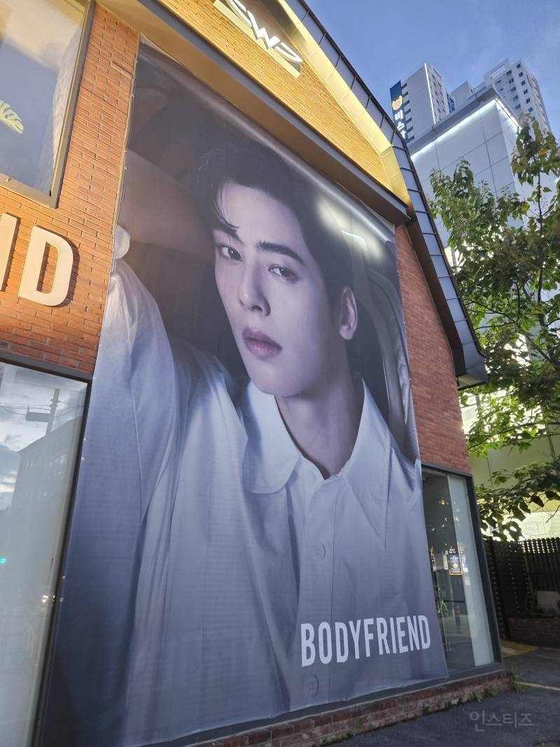 본격 모델 자랑에 진심이라는 한 브랜드.jpg | 인스티즈