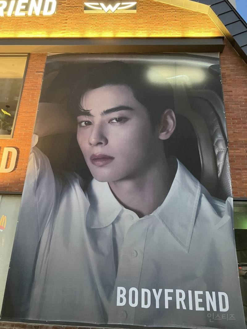 본격 모델 자랑에 진심이라는 한 브랜드.jpg | 인스티즈