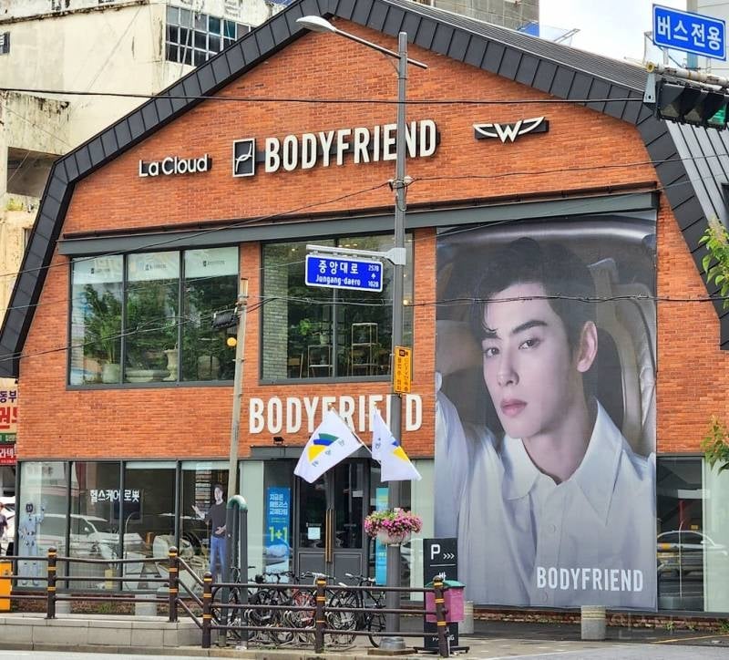본격 모델 자랑에 진심이라는 한 브랜드.jpg | 인스티즈