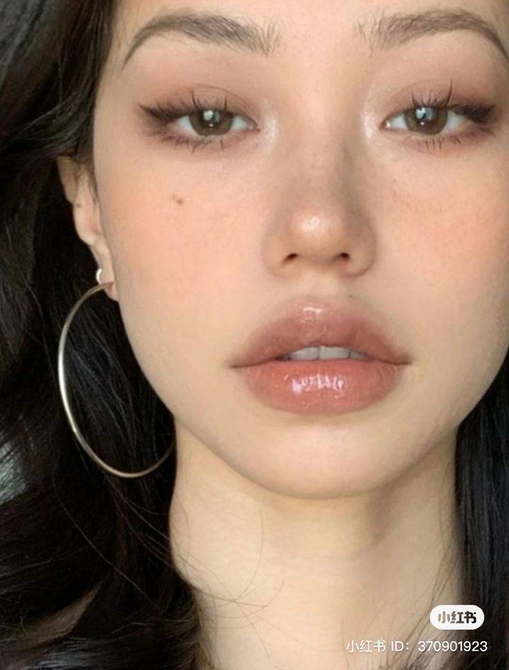 [잡담] 이 두 사진에서 쓴 색조 정보들이랑 비슷한 거 아는 익.... | 인스티즈