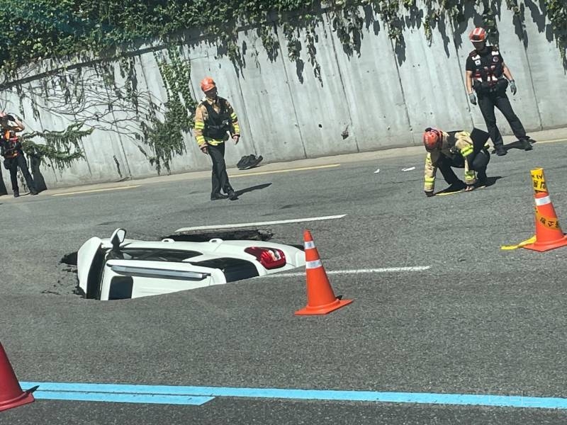 서울 연희동서 싱크홀 발생… 운전자 2명 부상 | 인스티즈