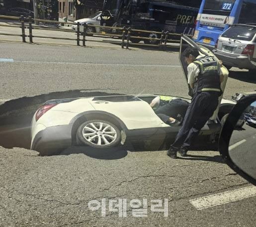 서울 연희동서 싱크홀 발생… 운전자 2명 부상 | 인스티즈