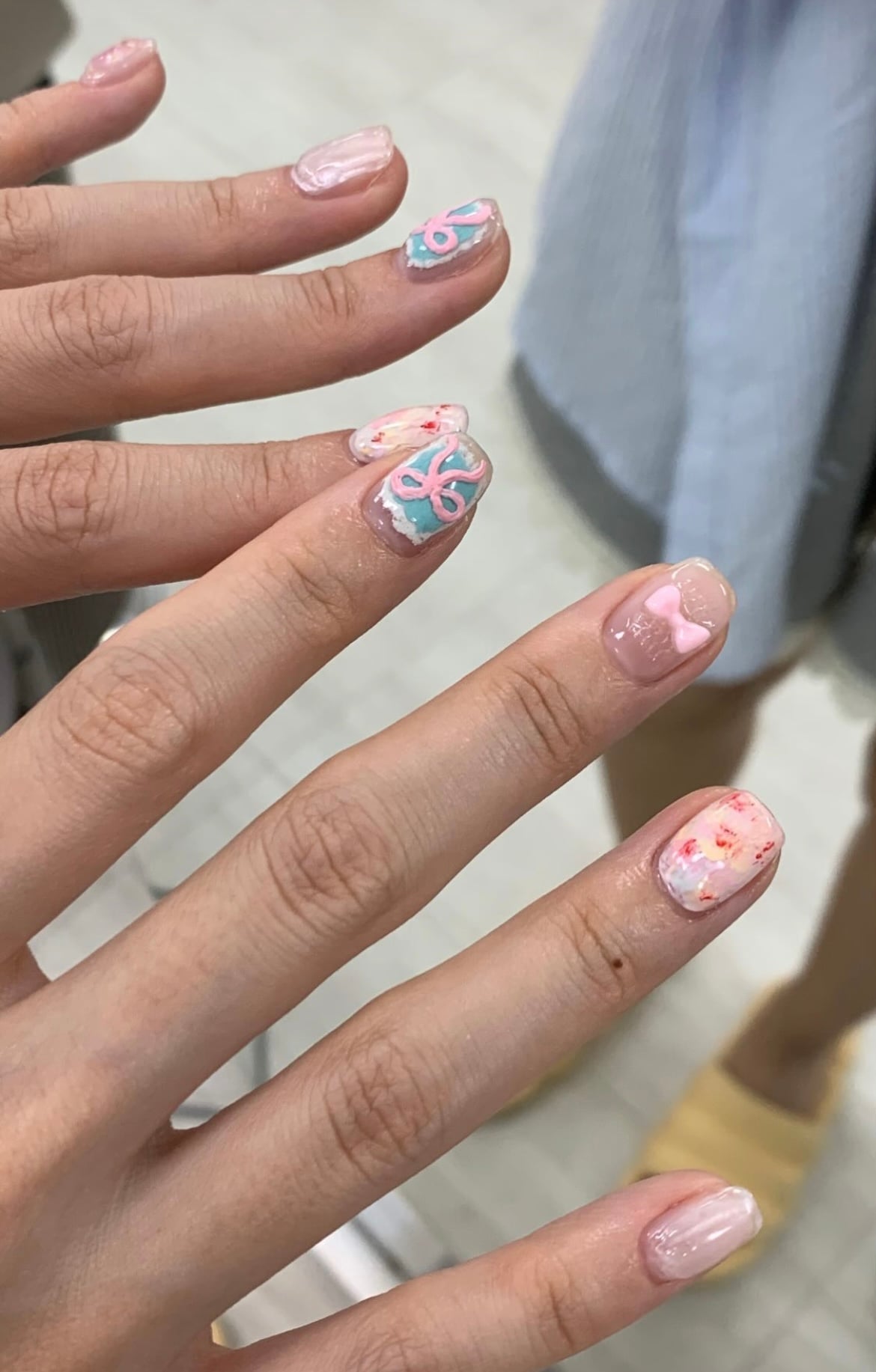 [잡담] 이 네일 예쁘지 않아....?🥹🥹🥹 셋중에 하나 | 인스티즈