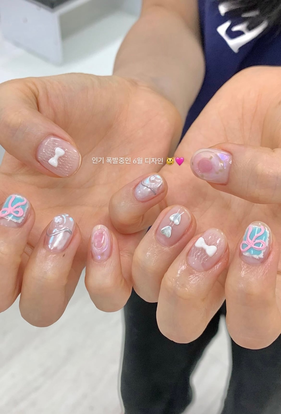 [잡담] 이 네일 예쁘지 않아....?🥹🥹🥹 셋중에 하나 | 인스티즈