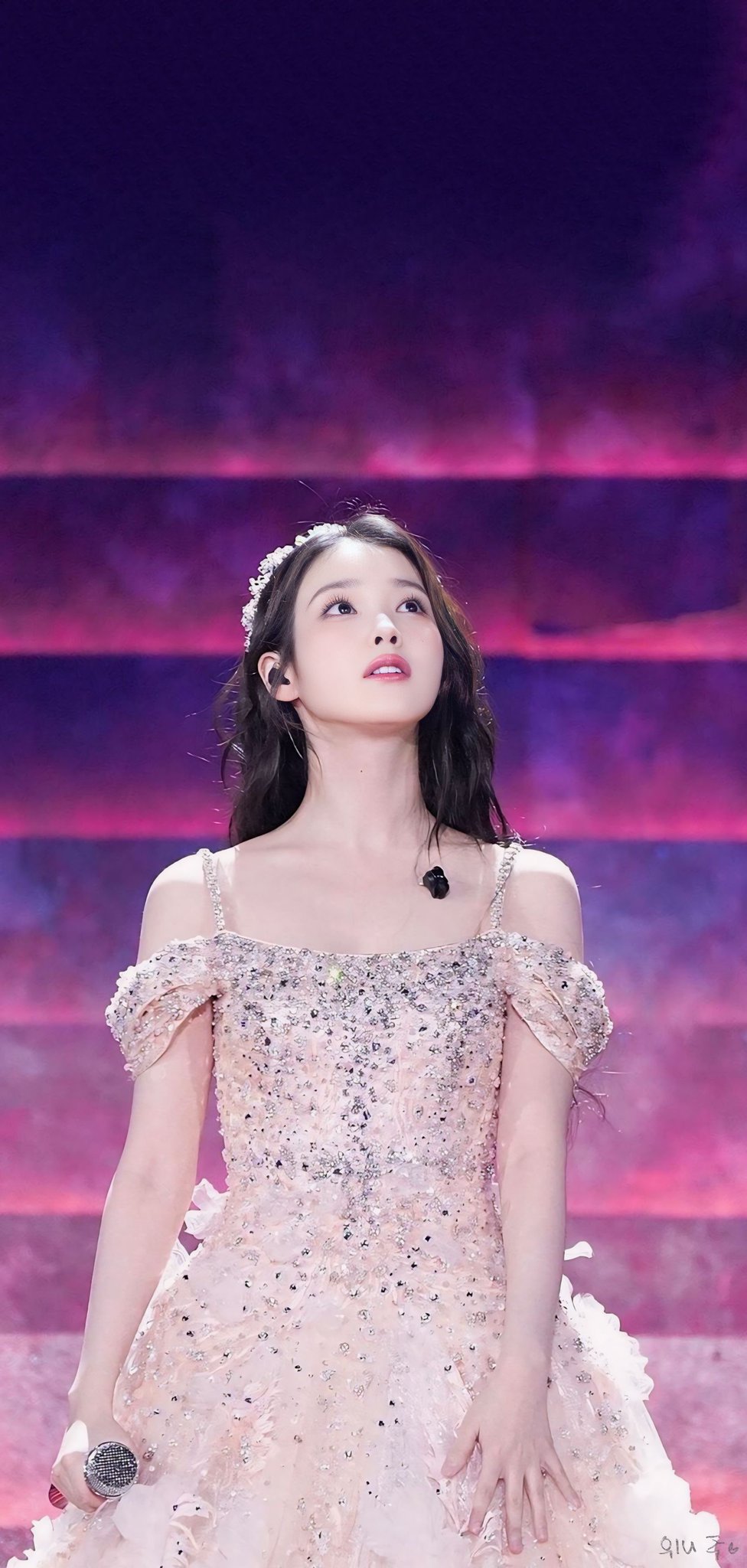 [잡담] 아이유 상암 첫콘 드레스 vs 막콘 드레스 | 인스티즈