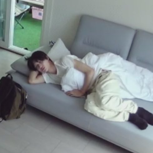 [잡담] 원빈은 왜 발까지 귀여운가 | 인스티즈