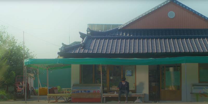 08년생 막내가 뮤직비디오 속 멤버 형의 로맨스 연기를 보고 하는 반응 | 인스티즈