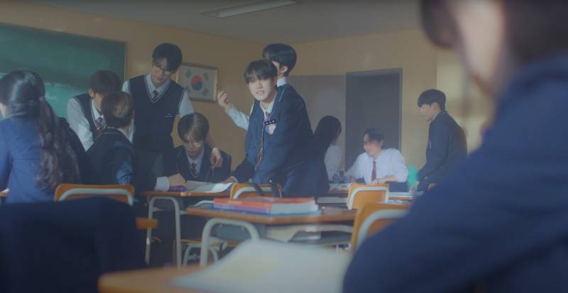 08년생 막내가 뮤직비디오 속 멤버 형의 로맨스 연기를 보고 하는 반응 | 인스티즈
