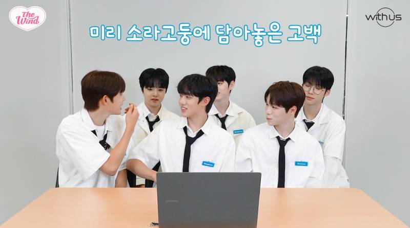 08년생 막내가 뮤직비디오 속 멤버 형의 로맨스 연기를 보고 하는 반응 | 인스티즈