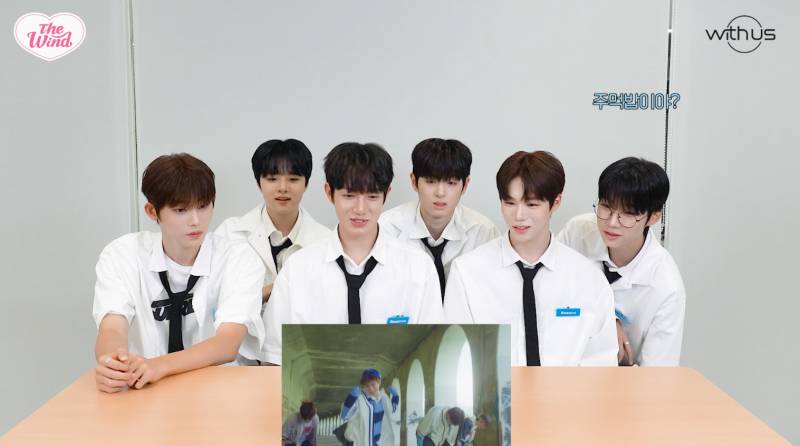 08년생 막내가 뮤직비디오 속 멤버 형의 로맨스 연기를 보고 하는 반응 | 인스티즈