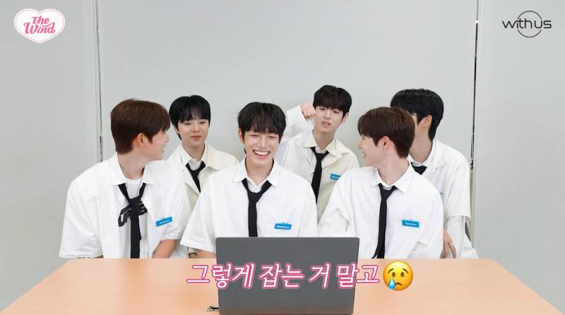 08년생 막내가 뮤직비디오 속 멤버 형의 로맨스 연기를 보고 하는 반응 | 인스티즈