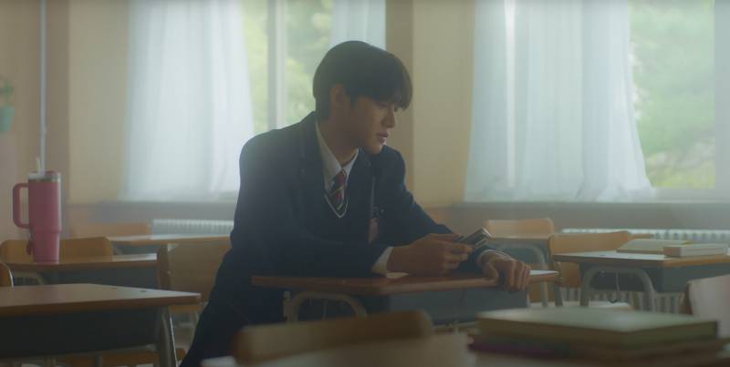 08년생 막내가 뮤직비디오 속 멤버 형의 로맨스 연기를 보고 하는 반응 | 인스티즈