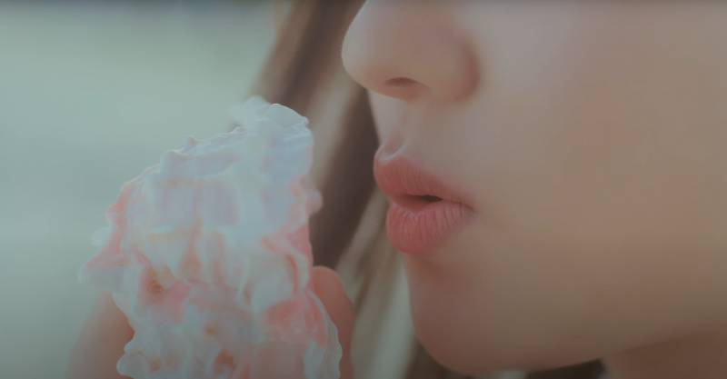 08년생 막내가 뮤직비디오 속 멤버 형의 로맨스 연기를 보고 하는 반응 | 인스티즈