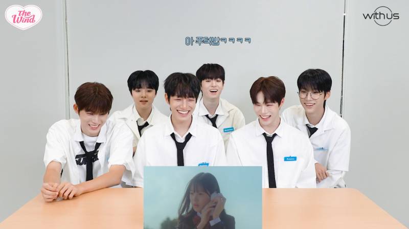 08년생 막내가 뮤직비디오 속 멤버 형의 로맨스 연기를 보고 하는 반응 | 인스티즈