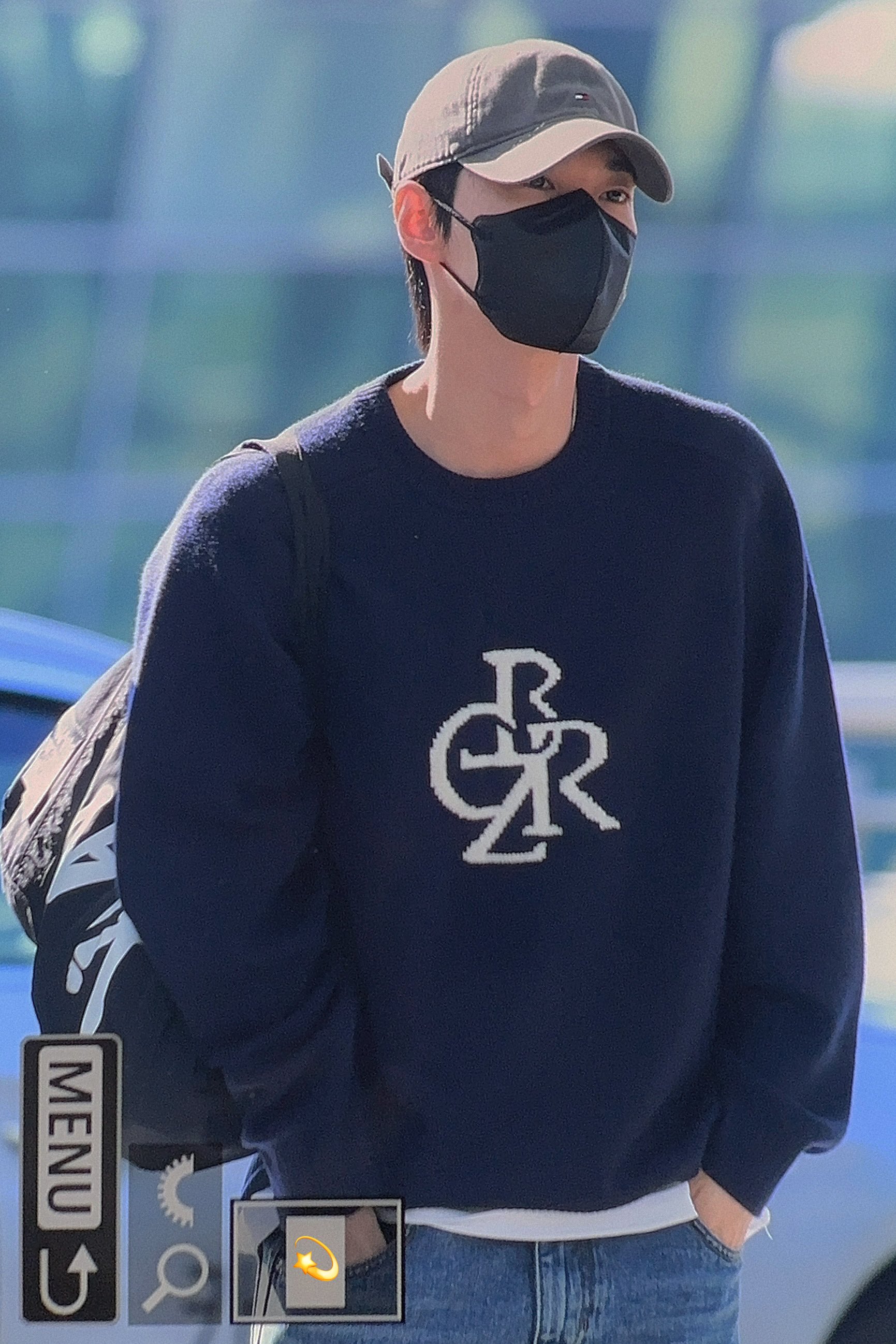 [잡담] 도영이 본인 어깨에 본인 얼굴 2개씩 들어갈것같음 | 인스티즈