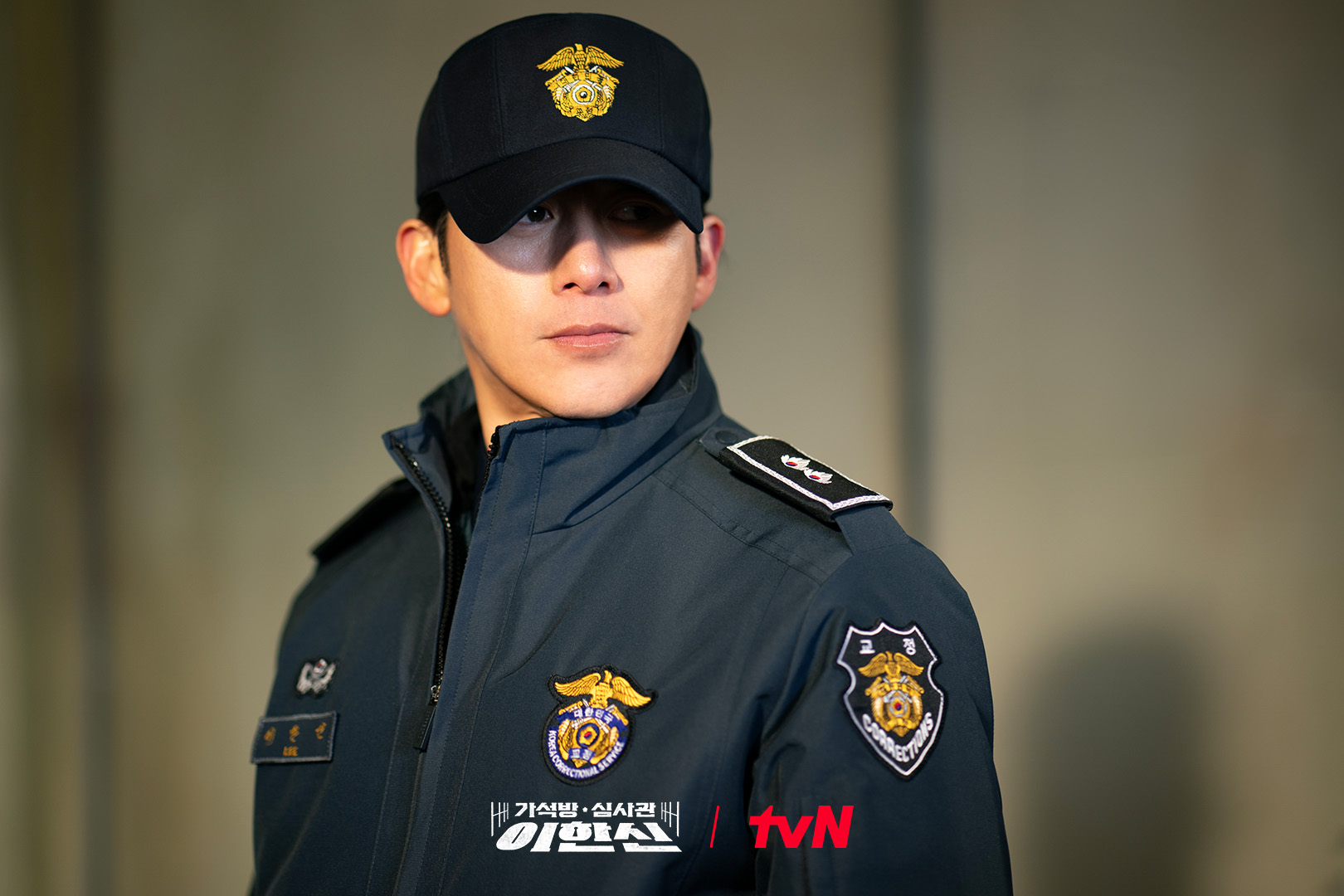 [정보/소식] 이한신 교도관 → 변호사 → 가석방 심사관비주얼부터 카타르시스 그 자체인✨'이한신'의 3단 변화 미리 보기 (˵ •̀ ᴗ - ˵) ✧ | 인스티즈