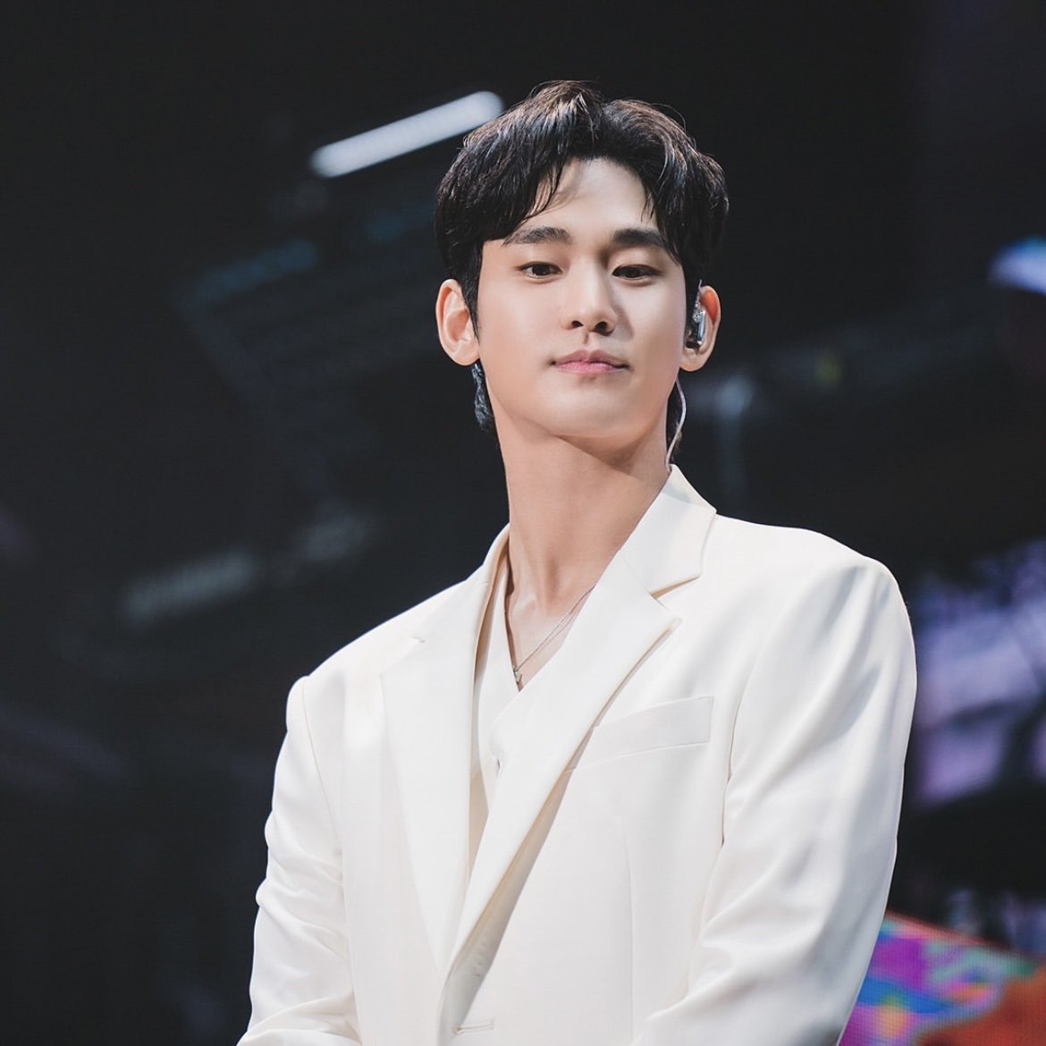 [잡담] 김수현 소속사 무슨일이야.. 사진 이렇게 많이 올려주는거 처음 봐 | 인스티즈