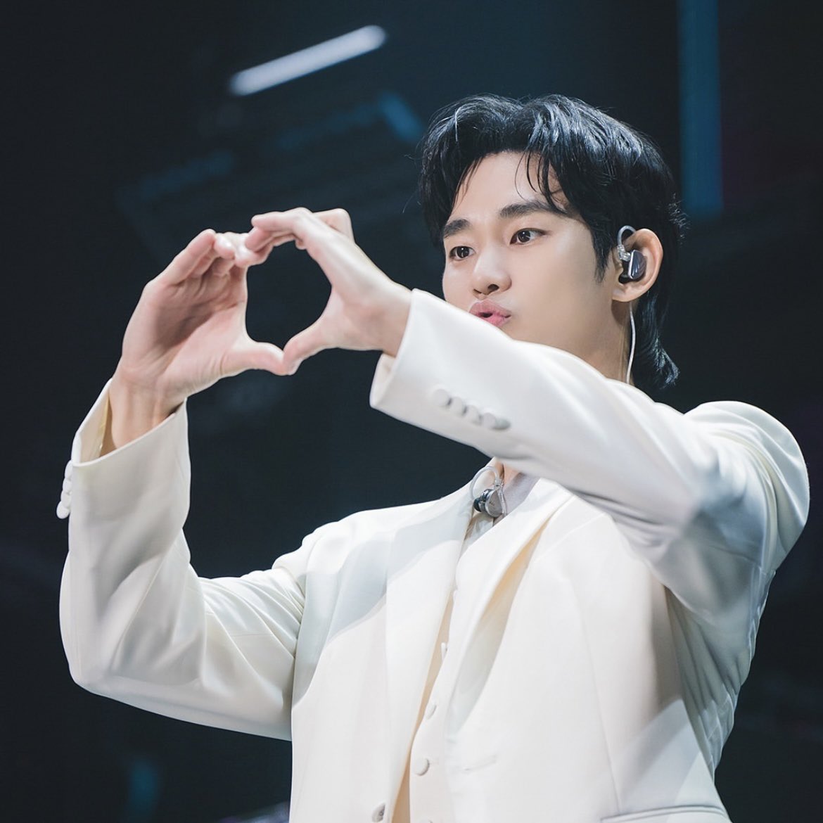 [잡담] 김수현 소속사 무슨일이야.. 사진 이렇게 많이 올려주는거 처음 봐 | 인스티즈