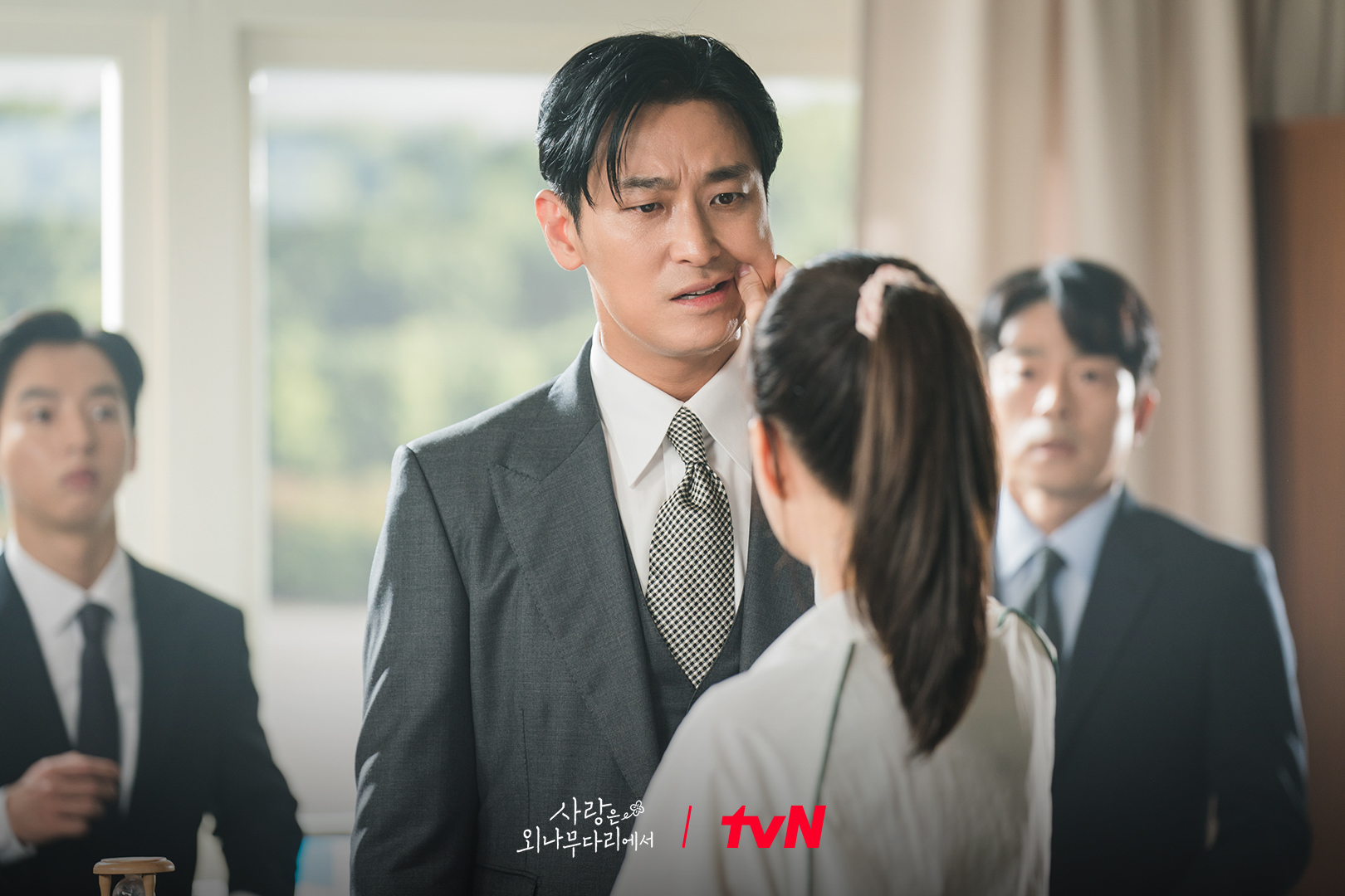 [정보/소식] 외나무 웬수는 외나무다리.. 아니 교무실에서 만난다! 볼부터 꼬집는 18년 혐관 어떤데..💔 두 지원이들의 아찔한 재회의 순간!? | 인스티즈