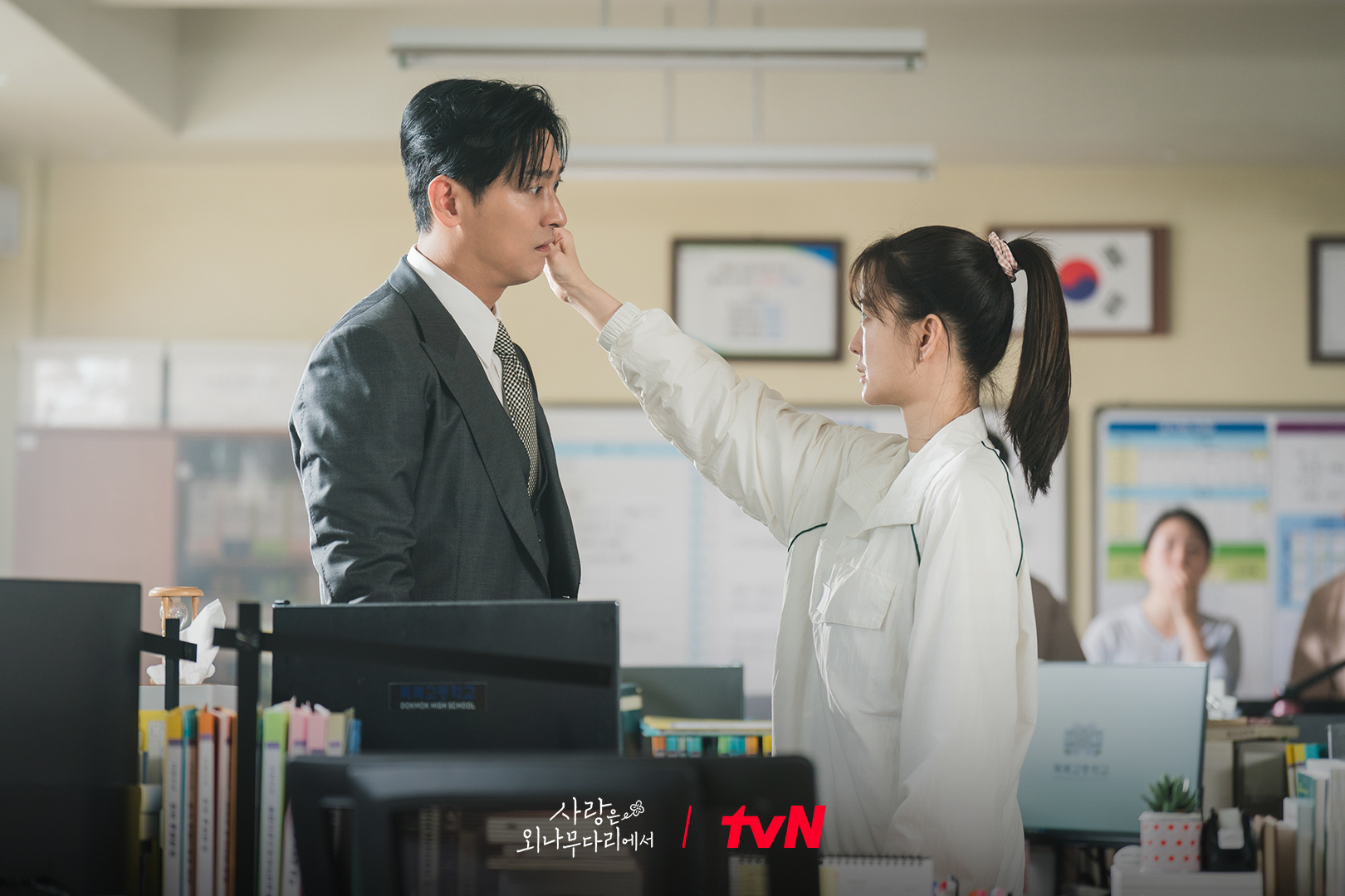 [정보/소식] 외나무 웬수는 외나무다리.. 아니 교무실에서 만난다! 볼부터 꼬집는 18년 혐관 어떤데..💔 두 지원이들의 아찔한 재회의 순간!? | 인스티즈