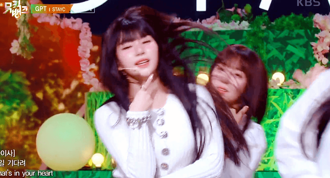 예쁜 애 옆에 예쁜 애 첫방부터 풀뱅하고 비주얼 찢은 스테이씨 | 인스티즈