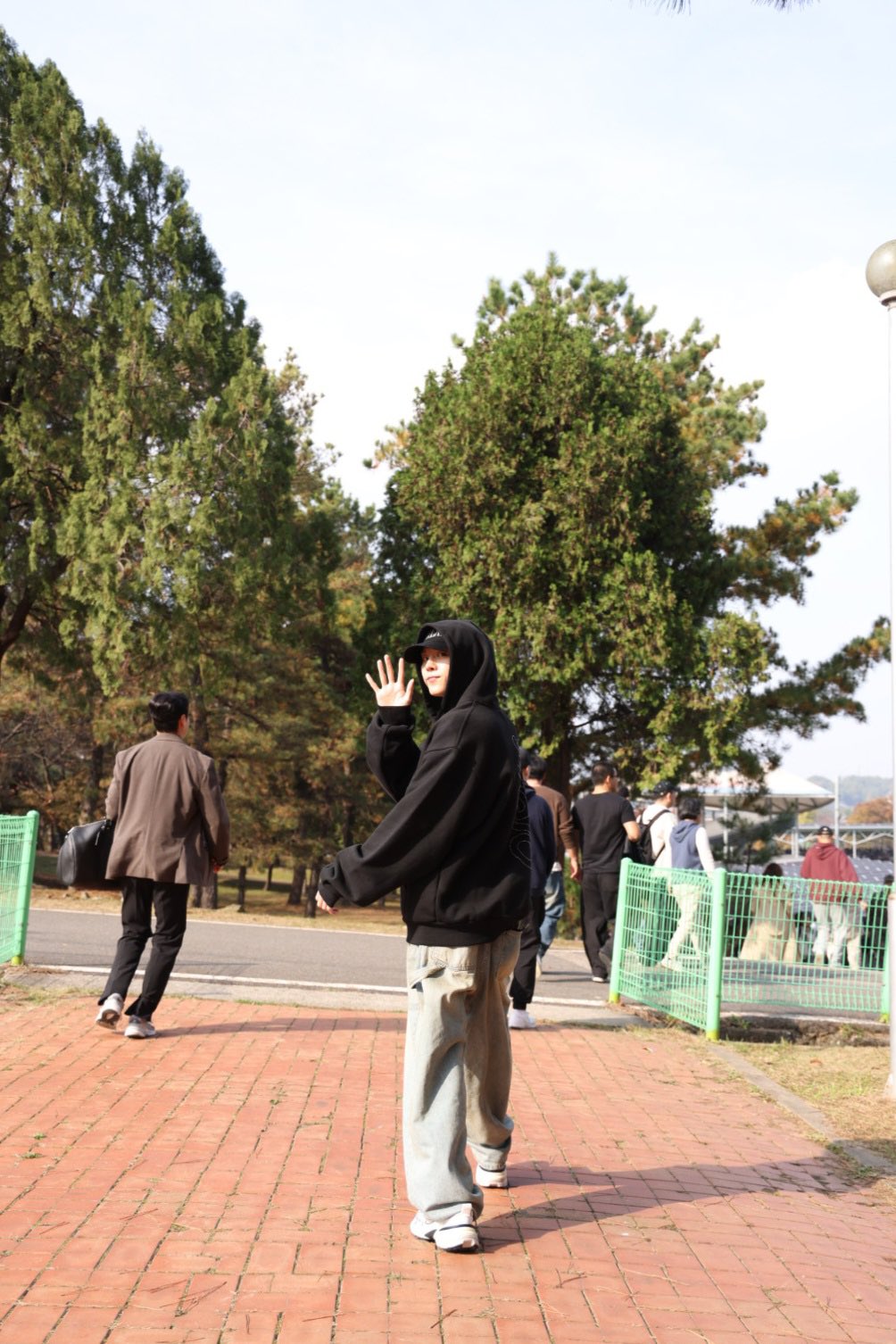 [잡담] 김우석은 군대가서 까까머리 되어도 미모가 1도 안죽네 | 인스티즈