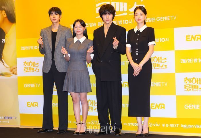 [마플] 취하는로맨스 주연들 무슨 제발회 옷을 저렇게 입혔냐ㅋㅋㅋ | 인스티즈