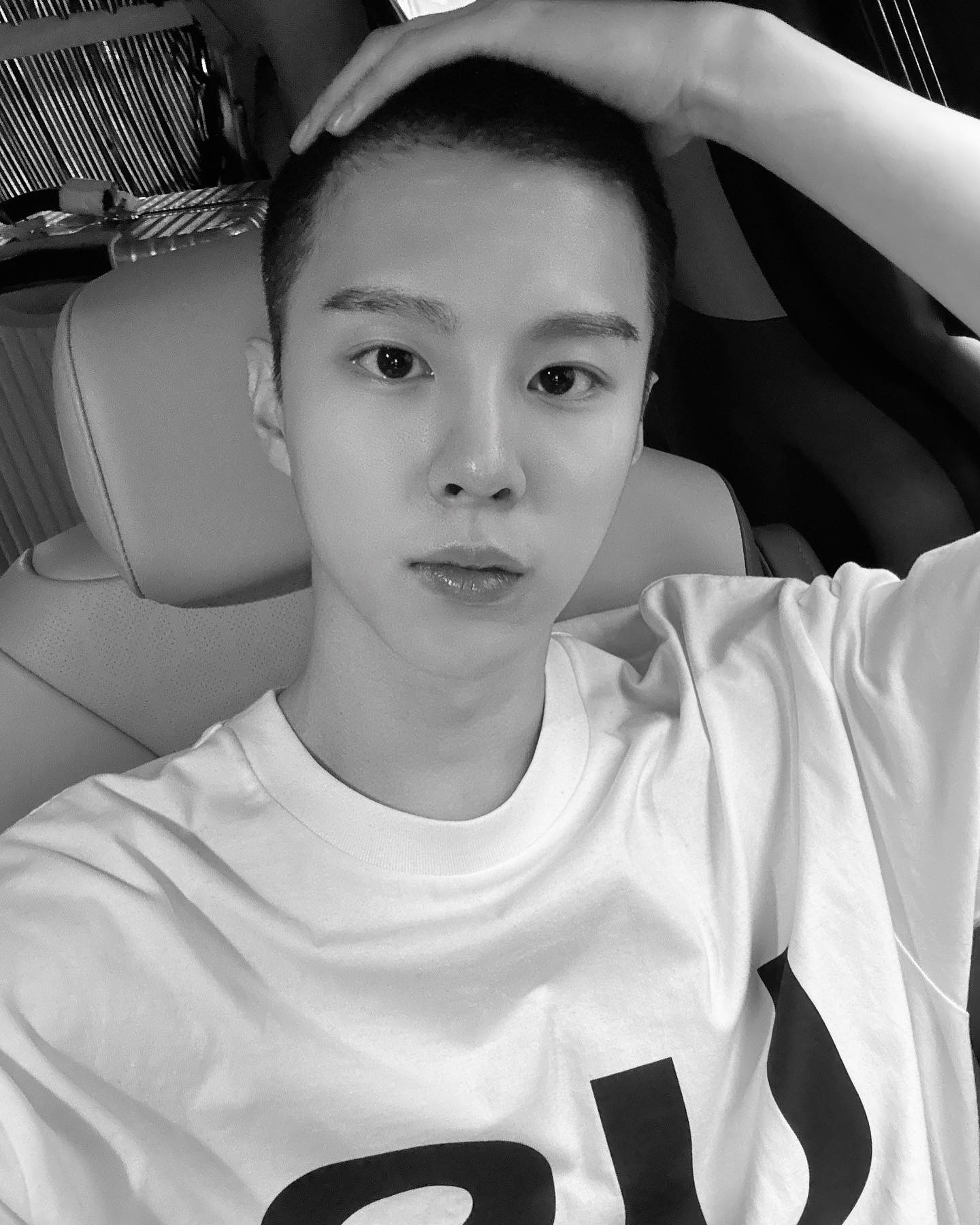 [잡담] 김우석은 군대가서 까까머리 되어도 미모가 1도 안죽네 | 인스티즈
