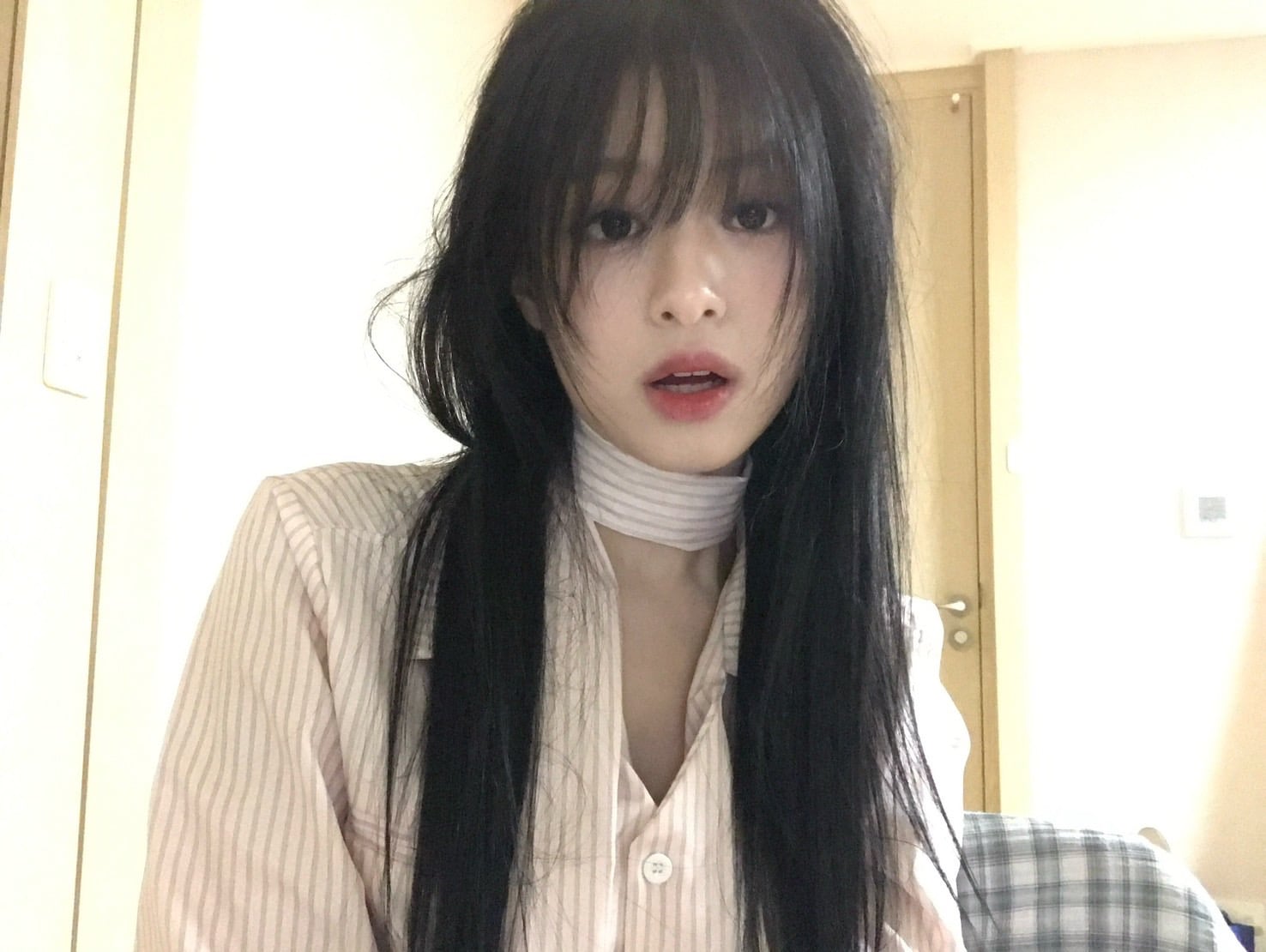 [잡담] 아현 보세옷도 즐겨입나봐 목도리랑 셔츠정보 다 보세래 | 인스티즈