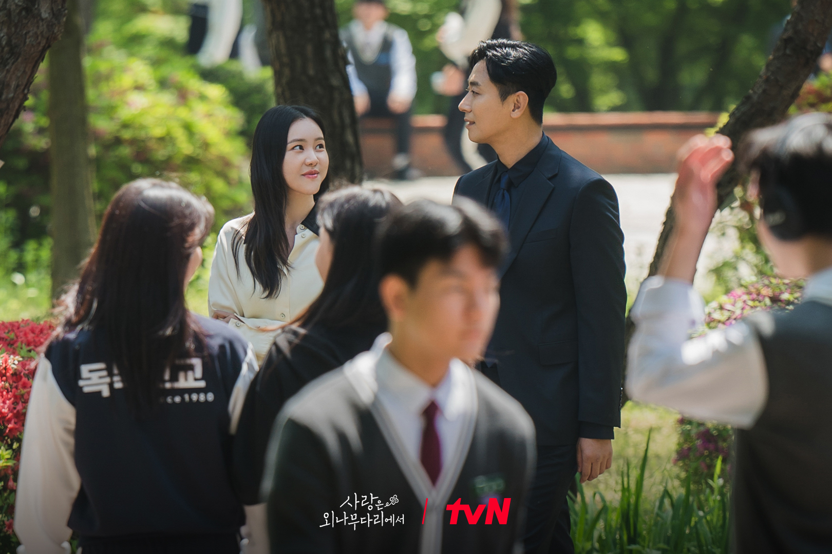 [정보/소식] 외나무 주지훈X정유미의 18년 지기 친구이자 🧊독목고 냉미녀 '차지혜'의 비밀! 석지원을 향한 오랜 짝사랑~ing?💘 | 인스티즈