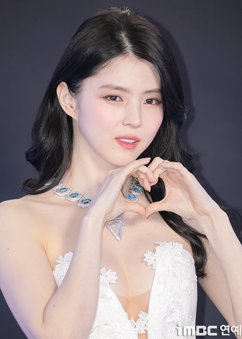 [잡담] 한소희 흑발 하니까 데뷔 초 같아... | 인스티즈