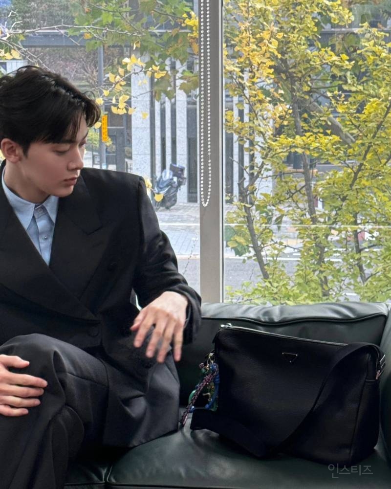인턴으로 첫 출근하는 재벌3세 느낌나는 아이돌.jpg | 인스티즈