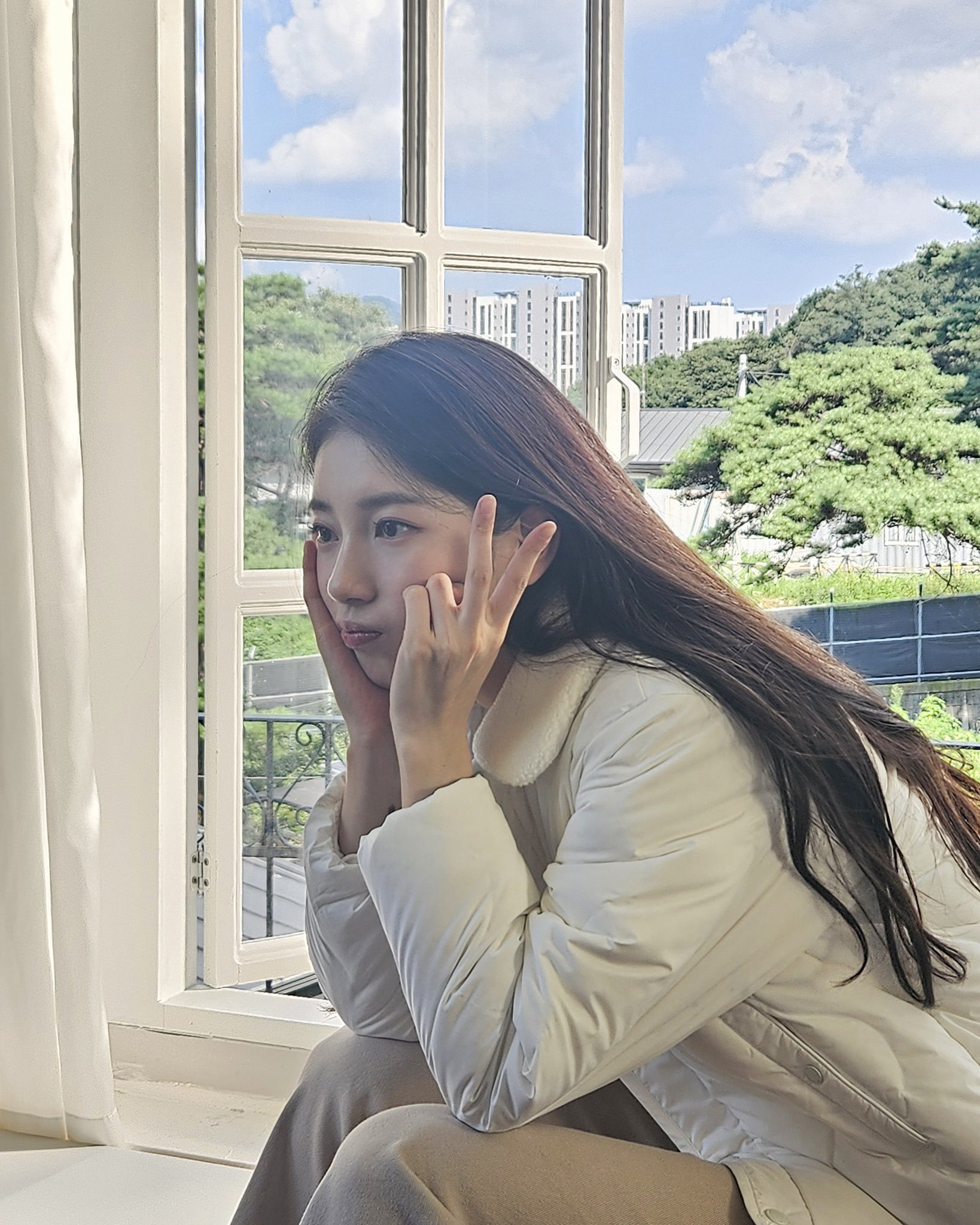 [잡담] 수지 이거 사진 무슨 폰으로 찍은 걸까? | 인스티즈