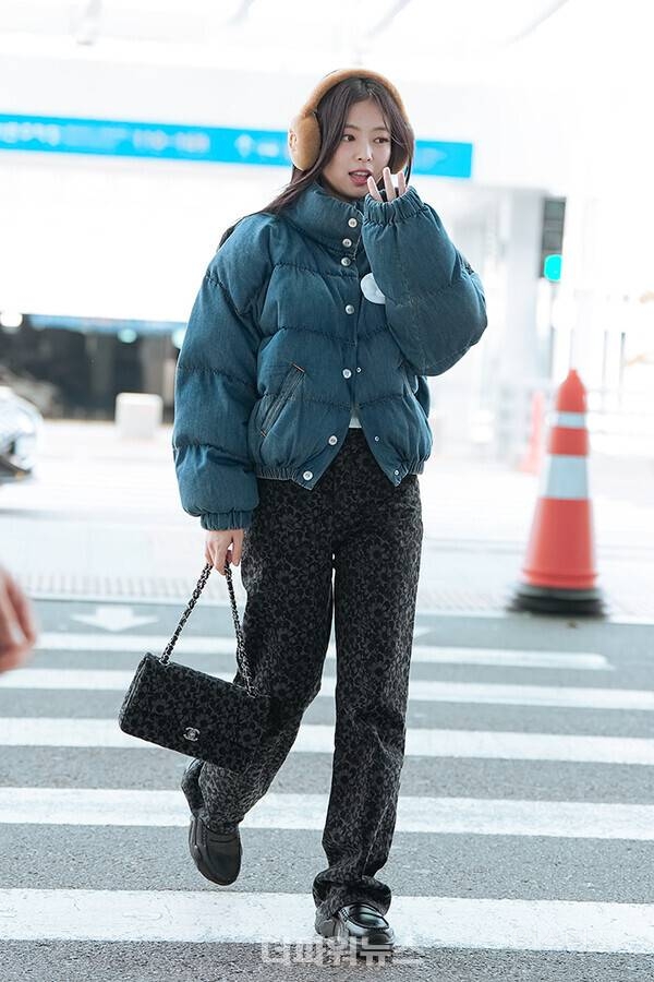 샤넬 청패딩 입고 출국하는 블랙핑크 제니 | 인스티즈