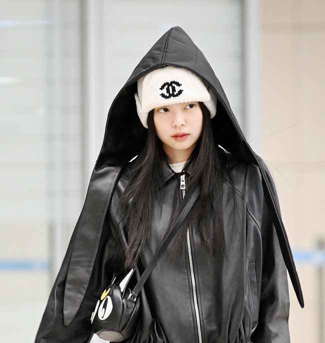 [잡담] 오늘 제니 공항 착장중에 고양이 가방 품절이네 | 인스티즈