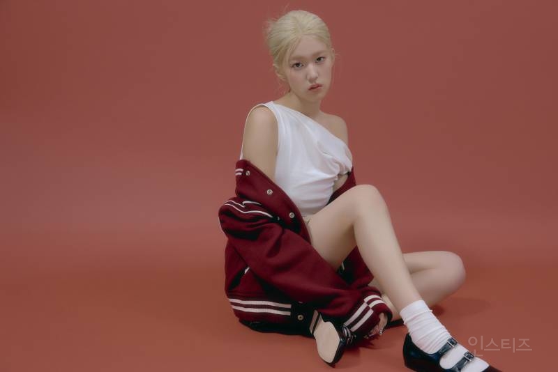 테디 프로듀싱 걸그룹 이즈나 브랜드 화보 감성 컨포 공개 | 인스티즈