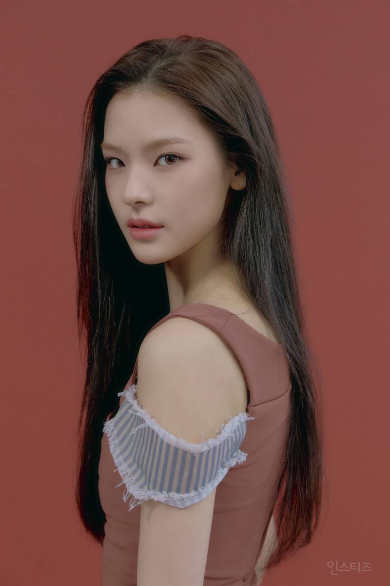 테디 프로듀싱 걸그룹 이즈나 브랜드 화보 감성 컨포 공개 | 인스티즈