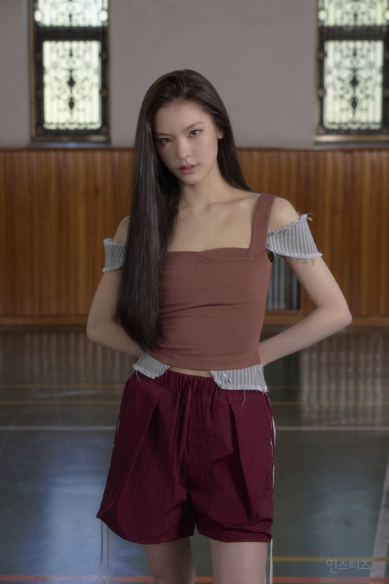 테디 프로듀싱 걸그룹 이즈나 브랜드 화보 감성 컨포 공개 | 인스티즈